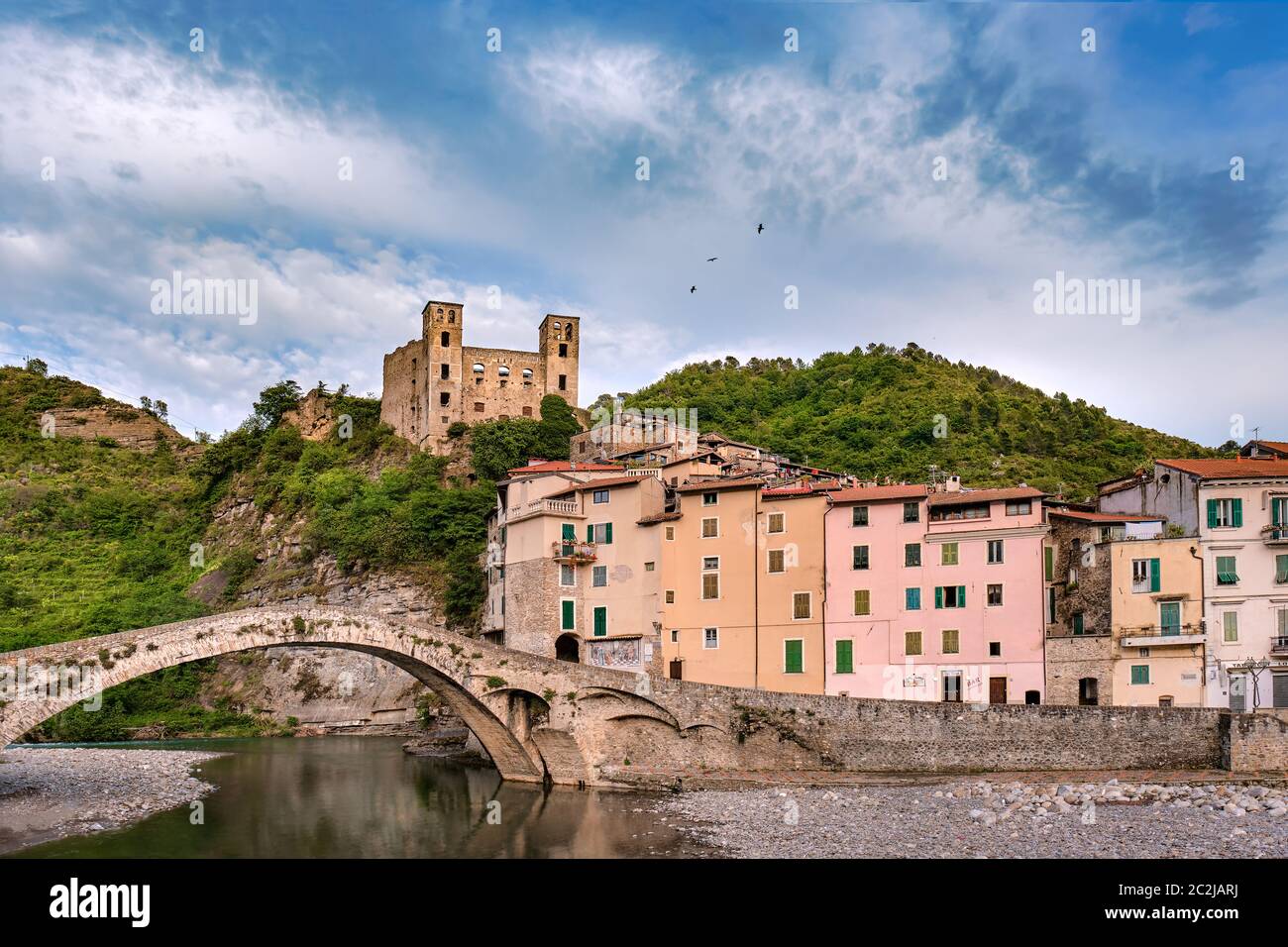 Dolceacqua, Ventimiglia, Imperia, Liguria in giornata di sole. Architettura medievale del ponte di pietra del castello. Villaggio Mediterraneo in Italia. Turismo, storico. Foto Stock