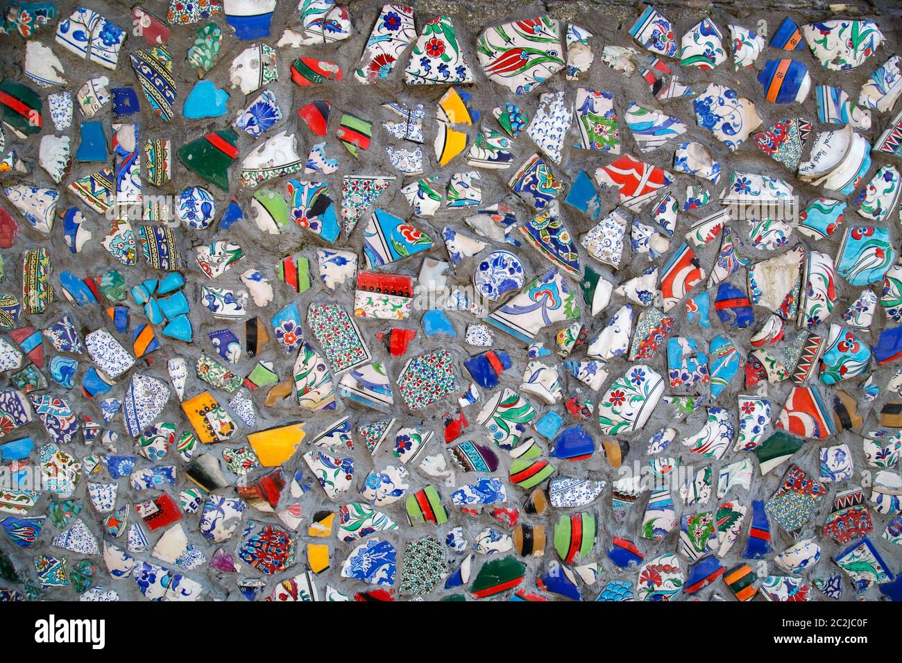 Mosaico di piastrelle rotte muro a Istanbul, parete fatto di mosaico colorato tessere rotte tacchino. Schegge di una piastrella ceramica bianca su Foto Stock
