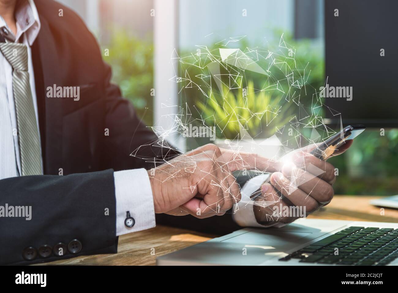 Business man touch mobile smart phone con sociale globale diagramma di rete Foto Stock