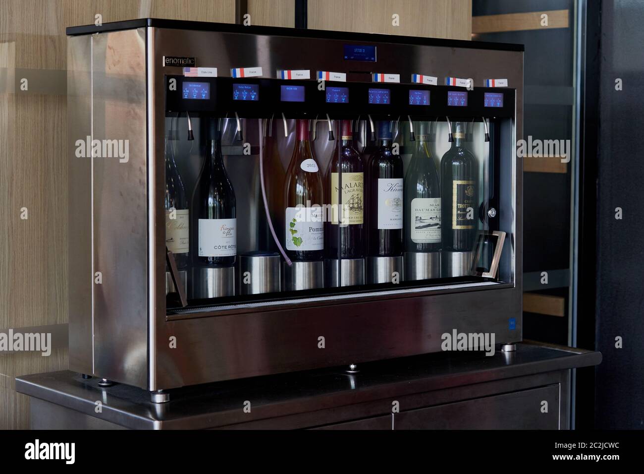 Distributori di vini per self-service una varietà di vini e dimensioni di bicchiere utilizzando una carta con credito presso la città del vino, Bordeaux, Francia, agosto 2019 Foto Stock