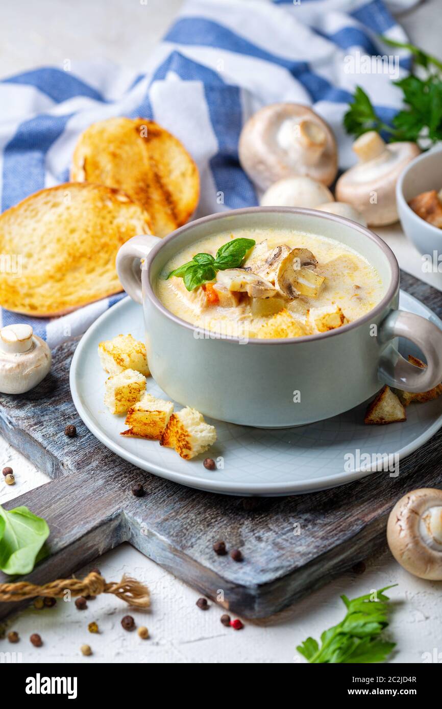 Zuppa di pollo con funghi. Foto Stock