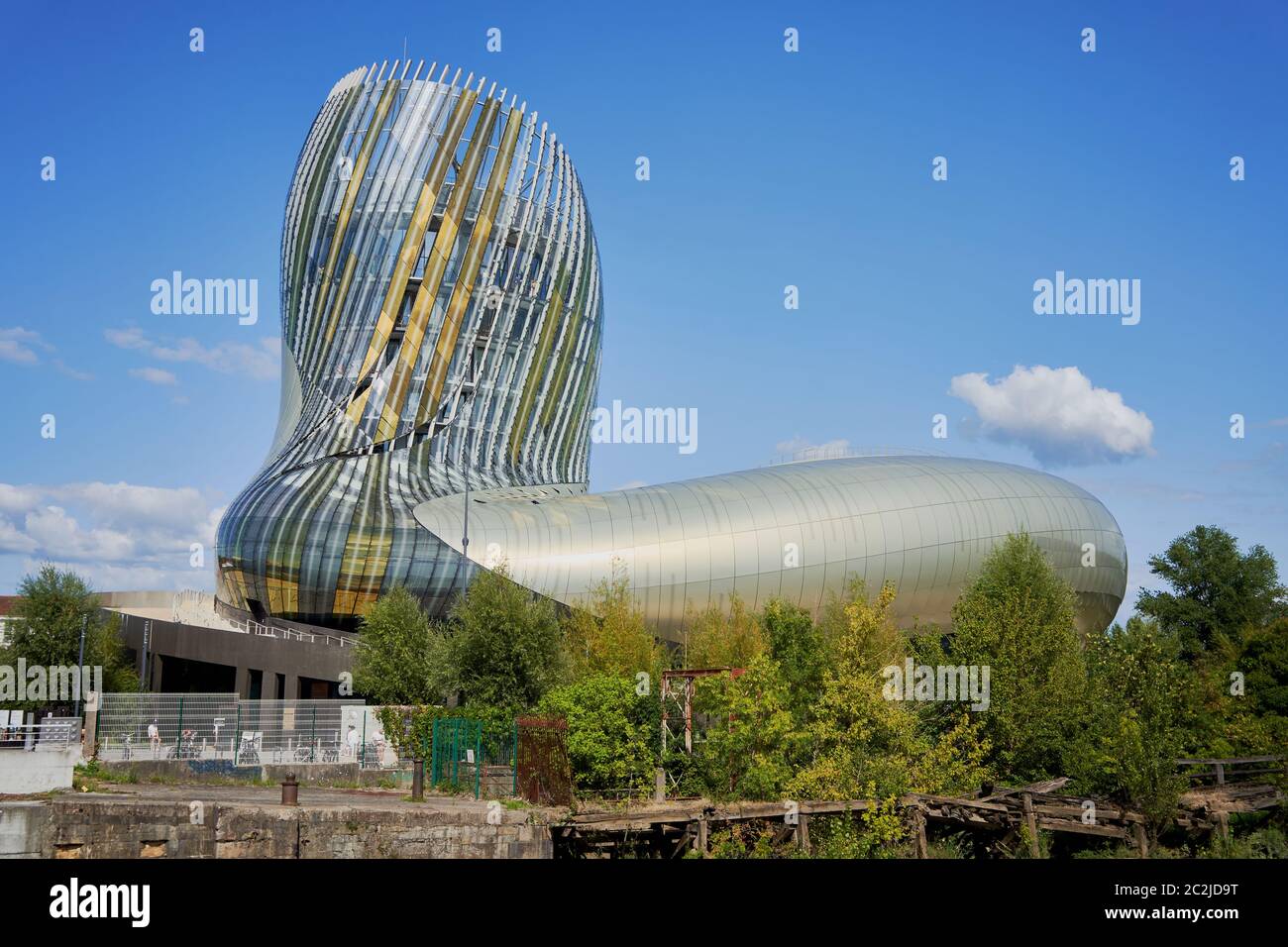 L'esterno della città del vino, museo del vino e centro di interpretazione sulla riva della Garonna, Bordeaux città, Francia Foto Stock