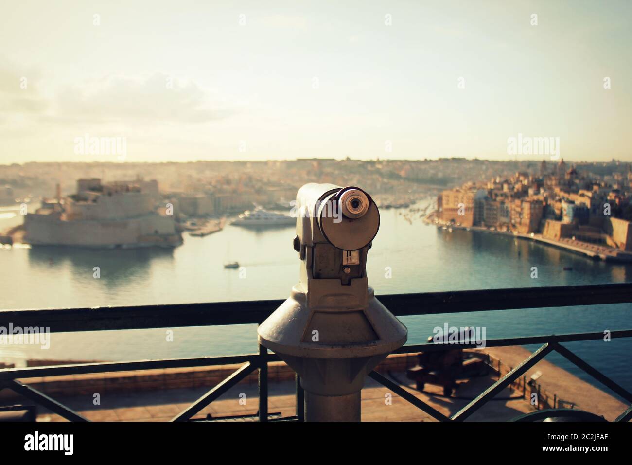 Terrazzo panoramico con vista panoramica di La Valletta, Malta e telescopio nel primo piano . Foto Stock