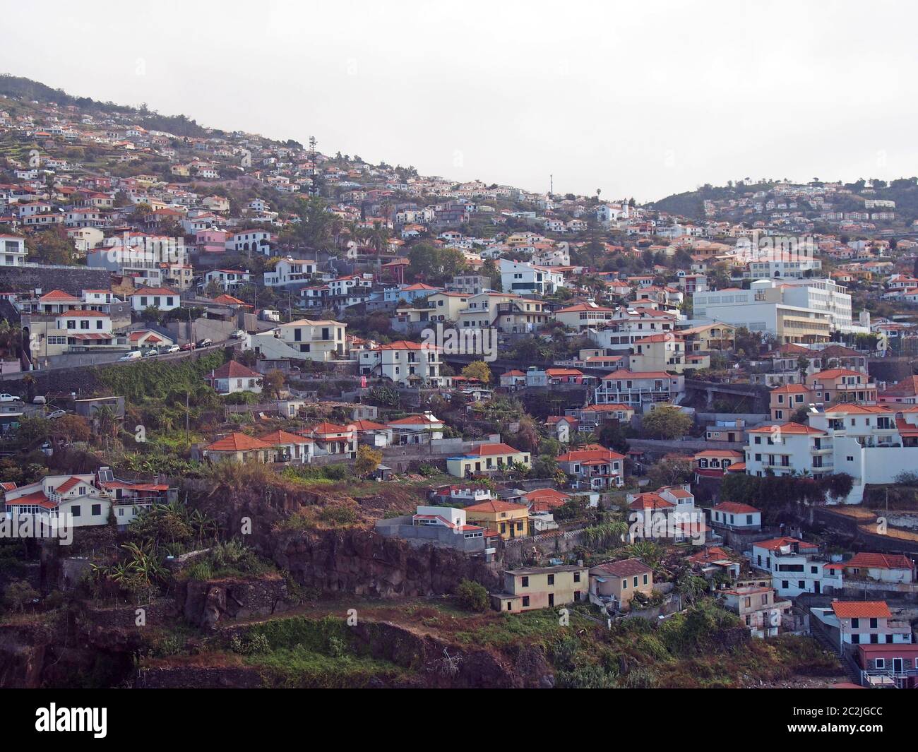 vista aerea delle case e distesa le colline a funchal madeira Foto Stock