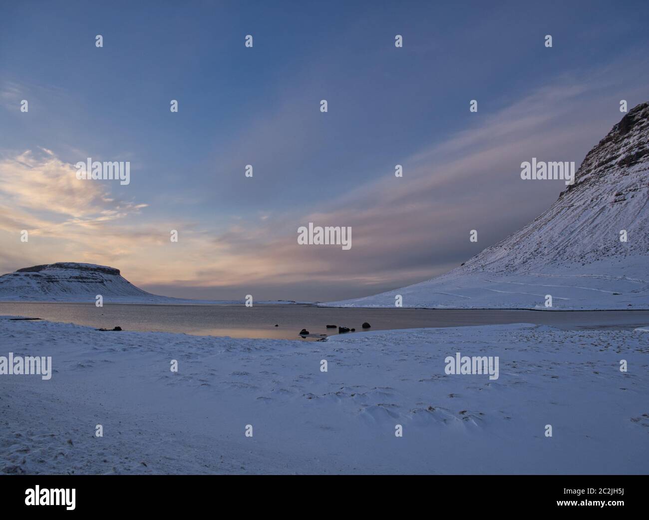Paesaggio invernale presso la costa in Islanda al tramonto Foto Stock