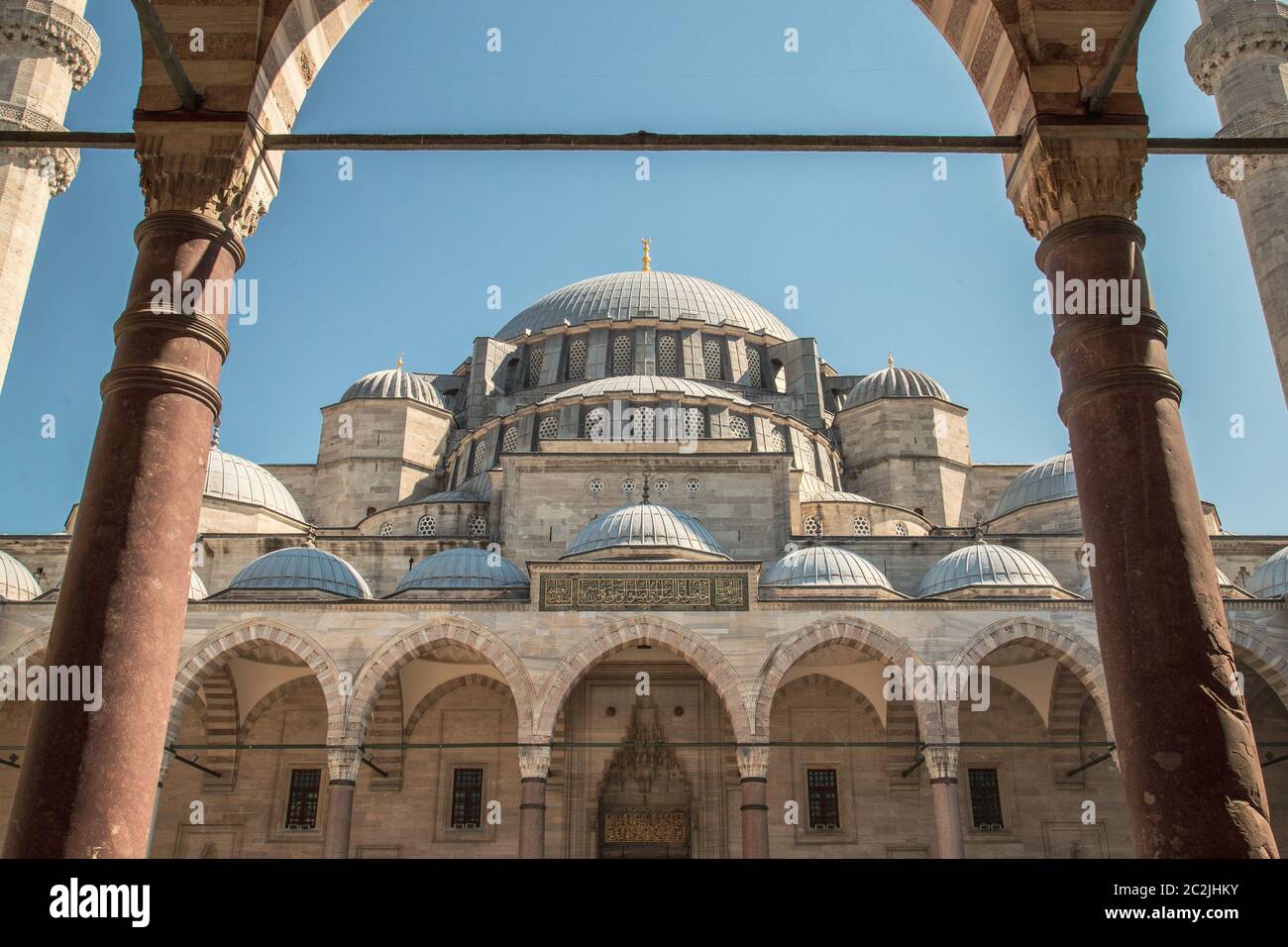 Istanbul, Turchia, 25 marzo 2019: Moschea Suleymaniye in estate, Turchia. La Moschea Suleymaniye è un famoso punto di riferimento di Istanbul. Sole Foto Stock