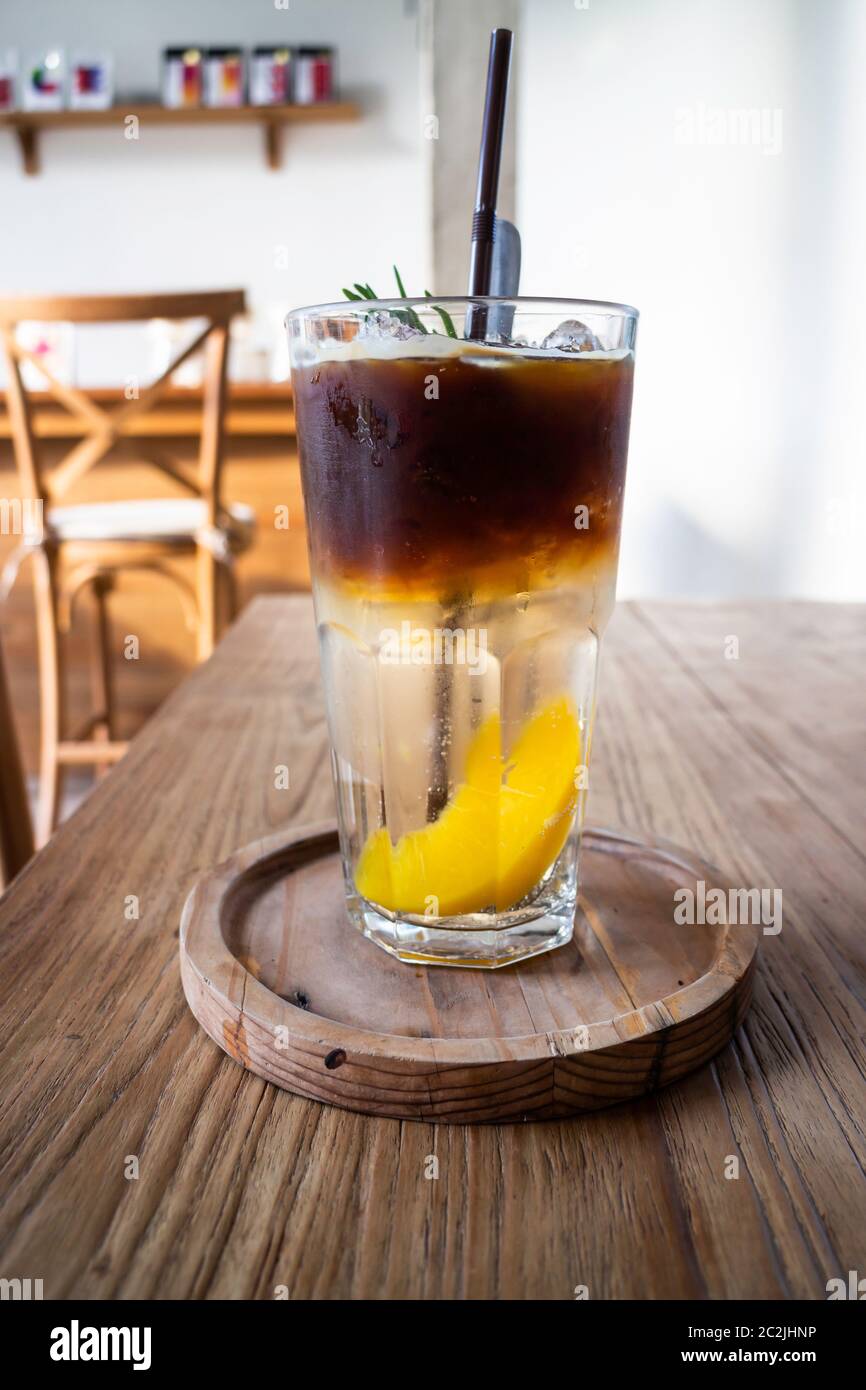 Drink di firma di iced peach caffè nero, stock photo Foto Stock