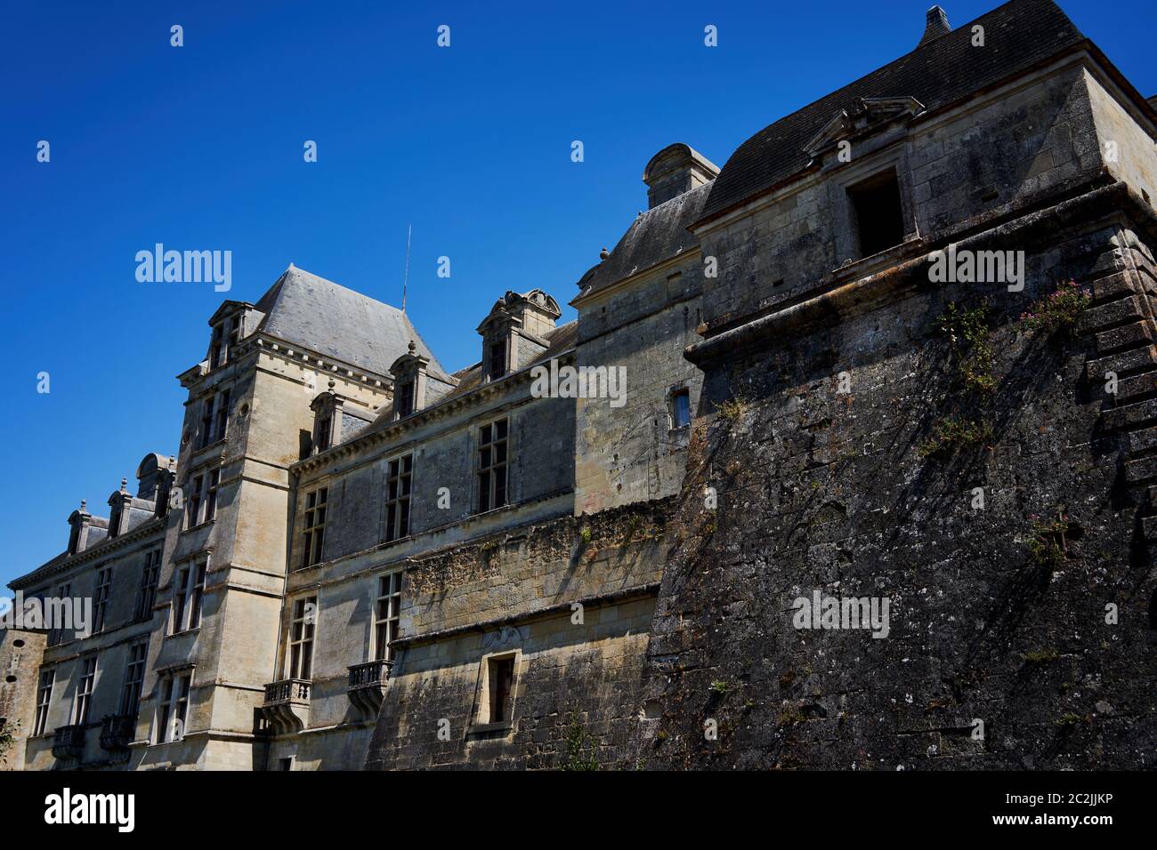 Ala del castello ducale di Cadillac che si erge sopra la sua bastione di pietra, Entre-Deux-Mers, Gironde, Francia Foto Stock