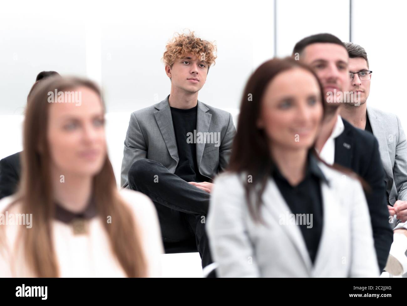 gruppo di dipendenti seduti in una sala conferenze. Foto Stock