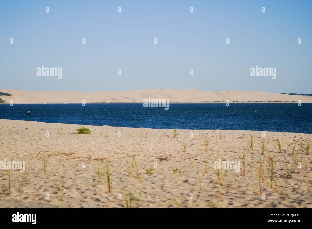 Spiaggia sabbiosa all'estremità di Cap Ferret che si affaccia sulla baia fino alla lunga Dune du Pilat, Gironde, Francia Foto Stock