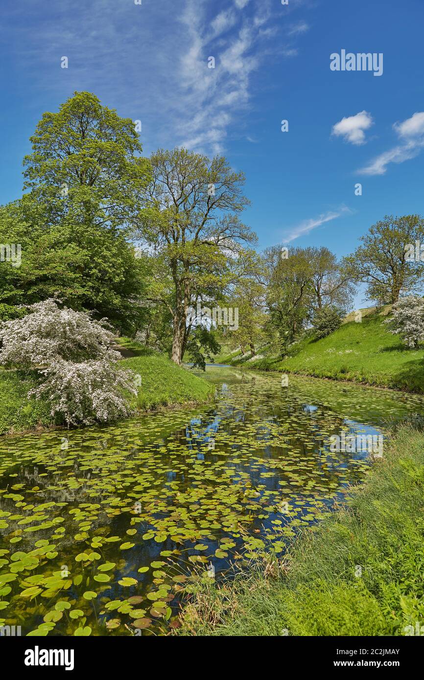 Il fiume curvo scorre attraverso il bellissimo paesaggio vicino alla città di Fredericia in Danimarca Foto Stock