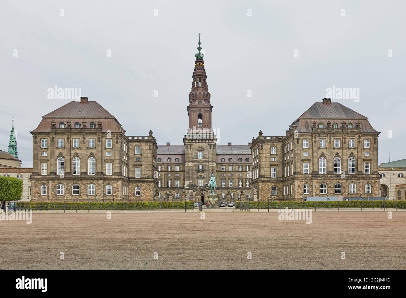 Ampia vista angolare dell'edificio principale e della Platz di fronte a Christiansborg slot Copenhagen, Denma Foto Stock