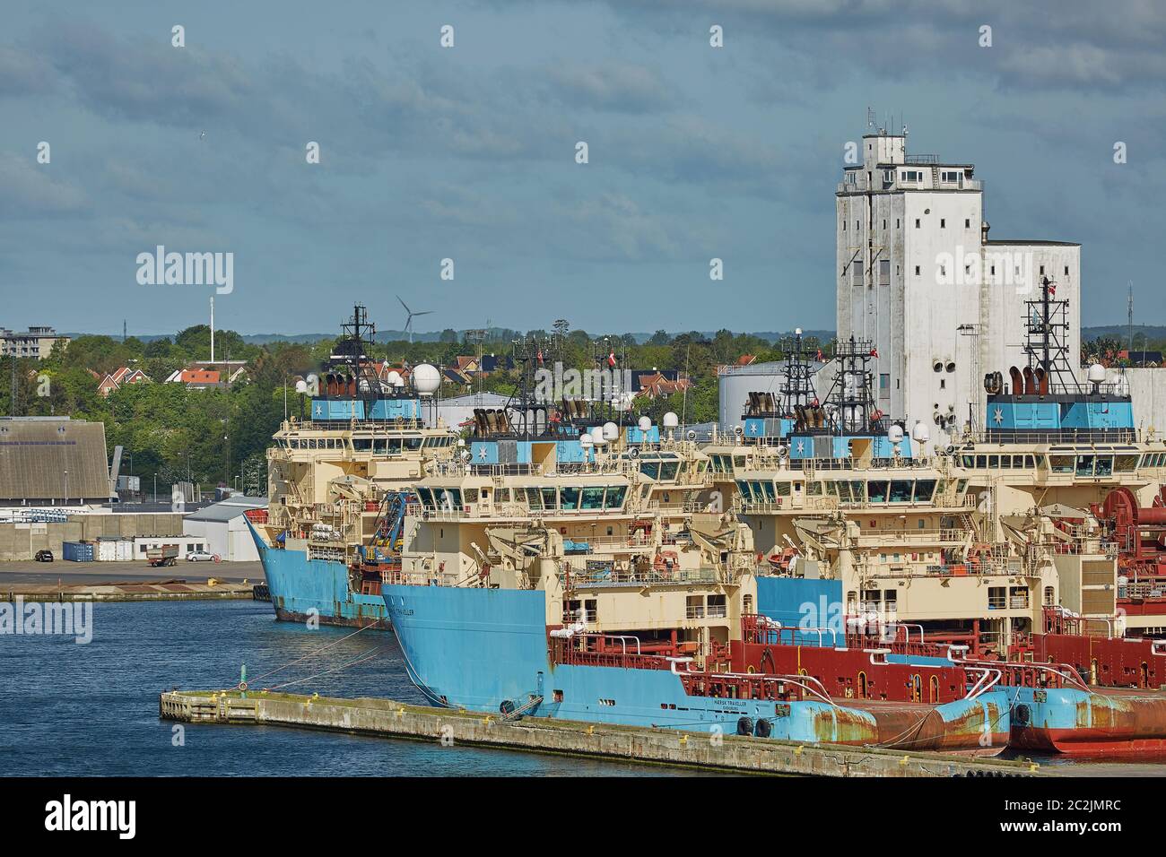 La gru portuale carica un container sul molo per il trasporto di import export e logistica aziendale in Fr Foto Stock