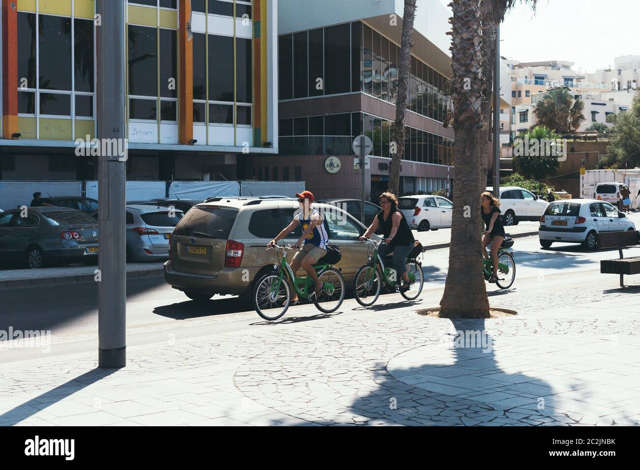 Tel Aviv/Israel-10/10/18: Persone che cavalcano in bicicletta in una strada a Tel Aviv. La condivisione pubblica delle biciclette è un servizio in cui le biciclette sono messe a disposizione per sh Foto Stock