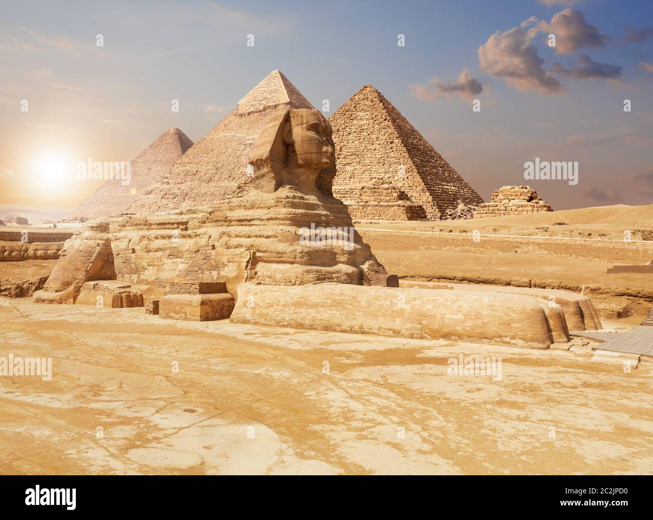 Famosa Sfinge di Giza e le Piramidi sullo sfondo, deserto egiziano. Foto Stock