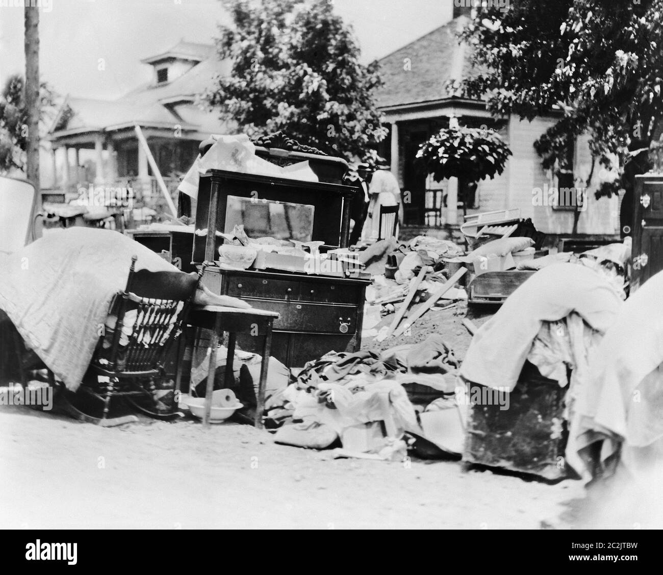 Mobili in Street durante la gara Riot, probabilmente a causa di Eviction, Tulsa, Oklahoma, USA, Alvin C. Krugnick Co., giugno 1921 Foto Stock
