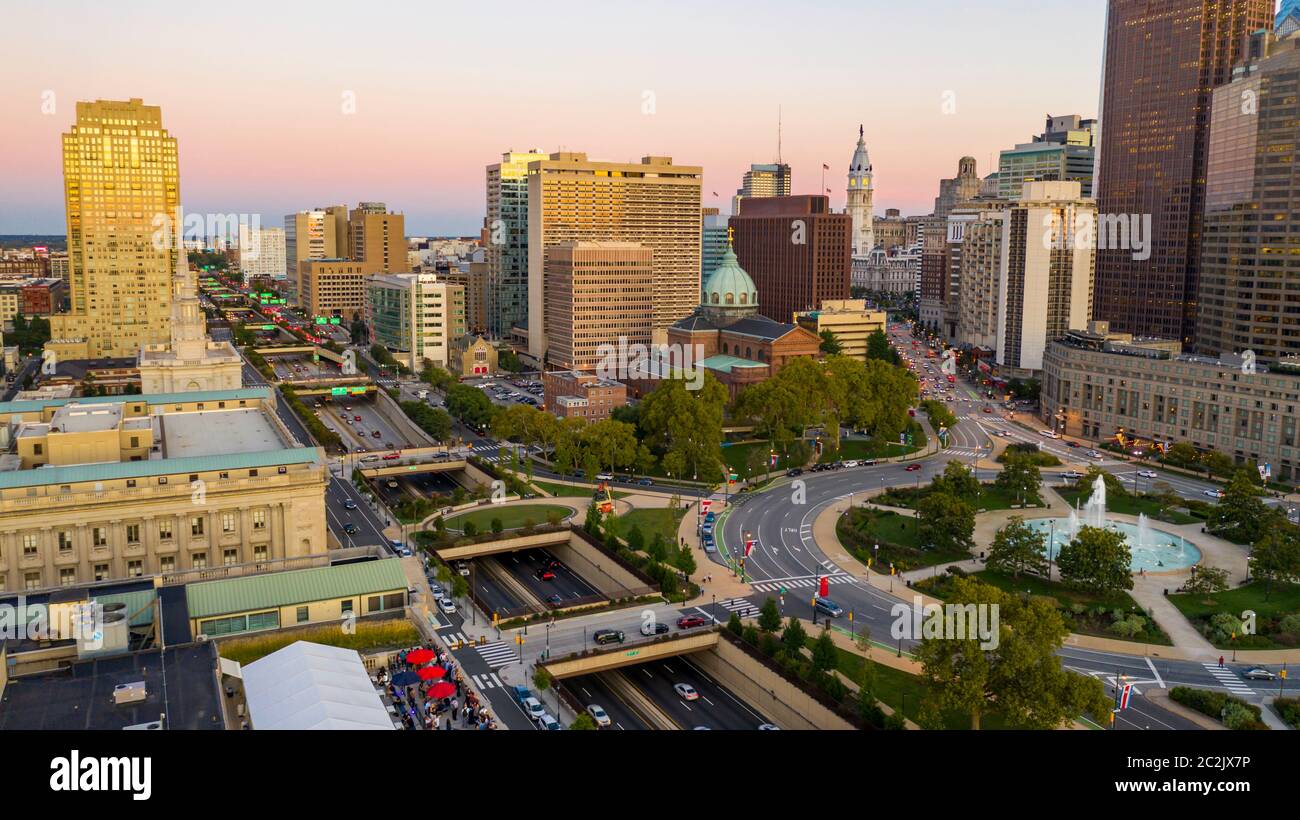 Veicolo rotatorie intorno alla fontana a Piazza Logan nel vivace nucleo urbano di Philadelphia PA Foto Stock