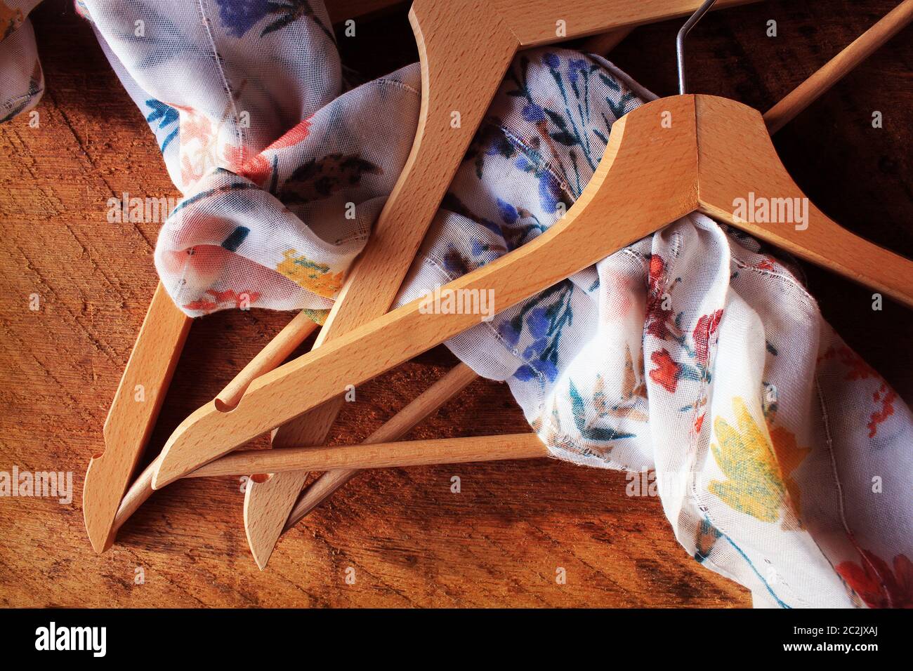 Vuoto in legno appendiabiti su sfondo di legno. Cosa nulla al concetto di usura. Abbigliamento donna Foto Stock