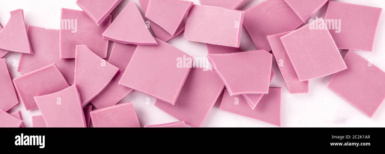 Un panorama di cioccolato ruby, girato dalla parte superiore su un marmo bianco sullo sfondo Foto Stock