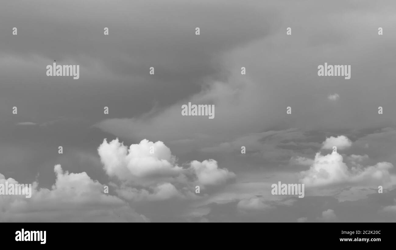 Scuri drammatici pesante pioggia nuvole di volo il passaggio di laminazione o in movimento in cielo il monsone di sera a metà giugno. Il suo modello come tornado, uragano o thunder Foto Stock