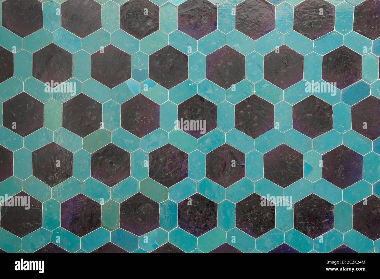 Esagonale colorato moderno bagno, toilette o cucina piastrelle in ceramica muro. Ceramica esagonale ornamentale blu e bianca artistica Foto Stock