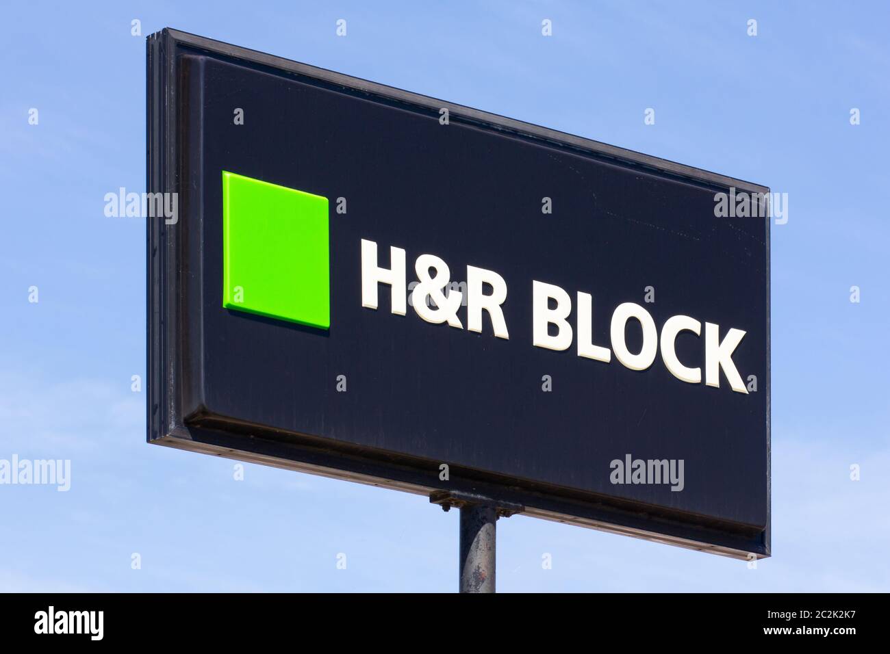 RICE LAKE, WI/USA - 14 GIUGNO 2020: H&R block tax preparation, cartello esterno e logo del marchio. Foto Stock