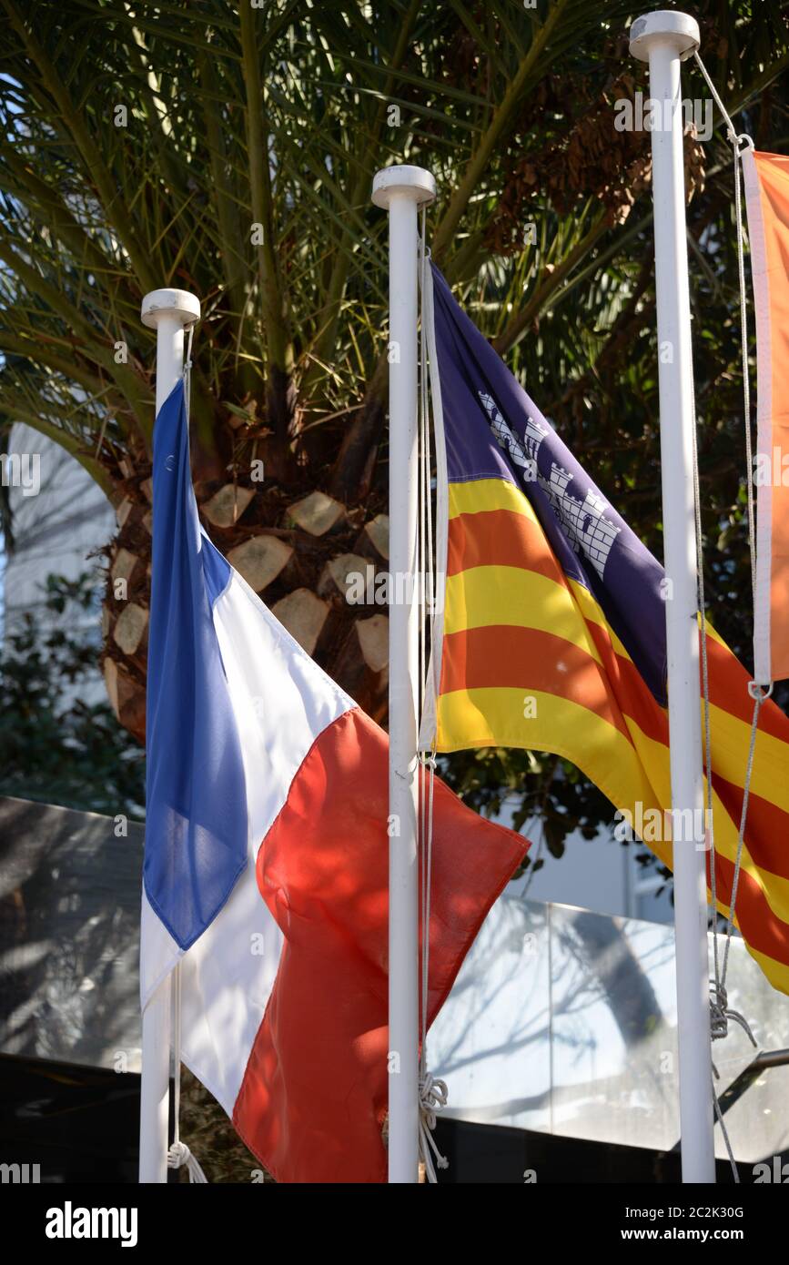 Diverse bandiere sull'isola delle Baleari Mallorca, Spagna Foto Stock