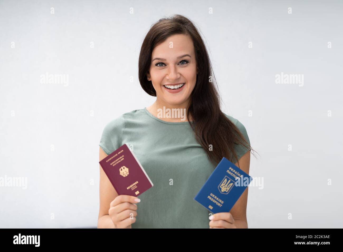 Donna Felice Tiene due passaporti. In Ucraina e in tedesco Foto Stock