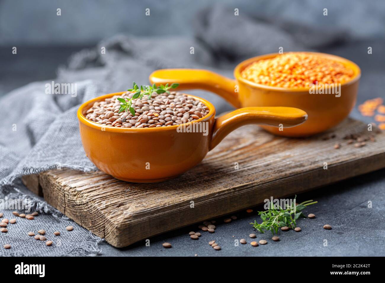 Le lenticchie rosse sono un prodotto ad alta proteina per una dieta sana. Foto Stock