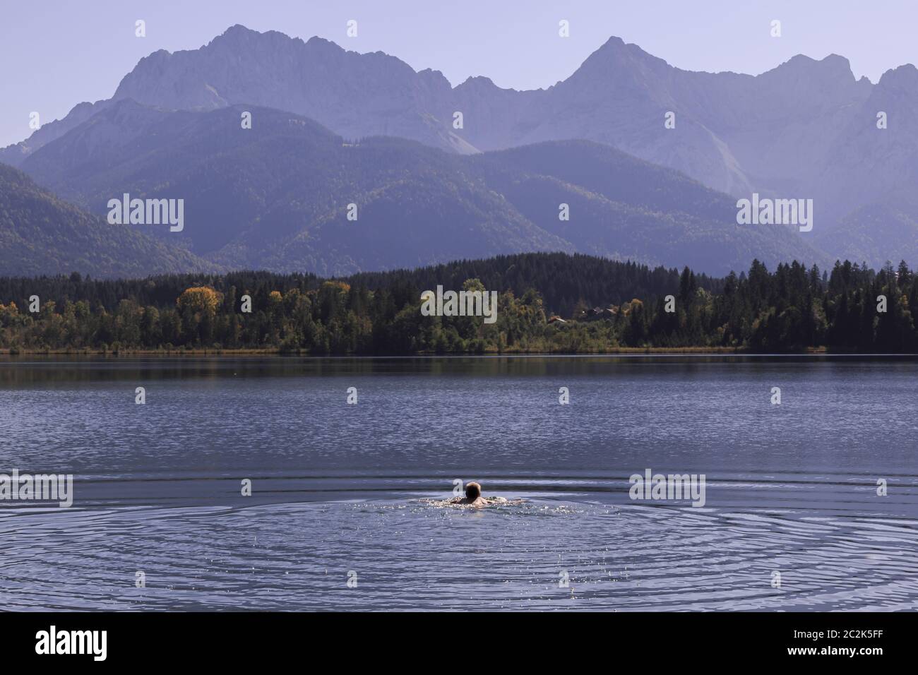 Lago termale di fronte alle montagne del Karwendel, Baviera, Germania Foto Stock