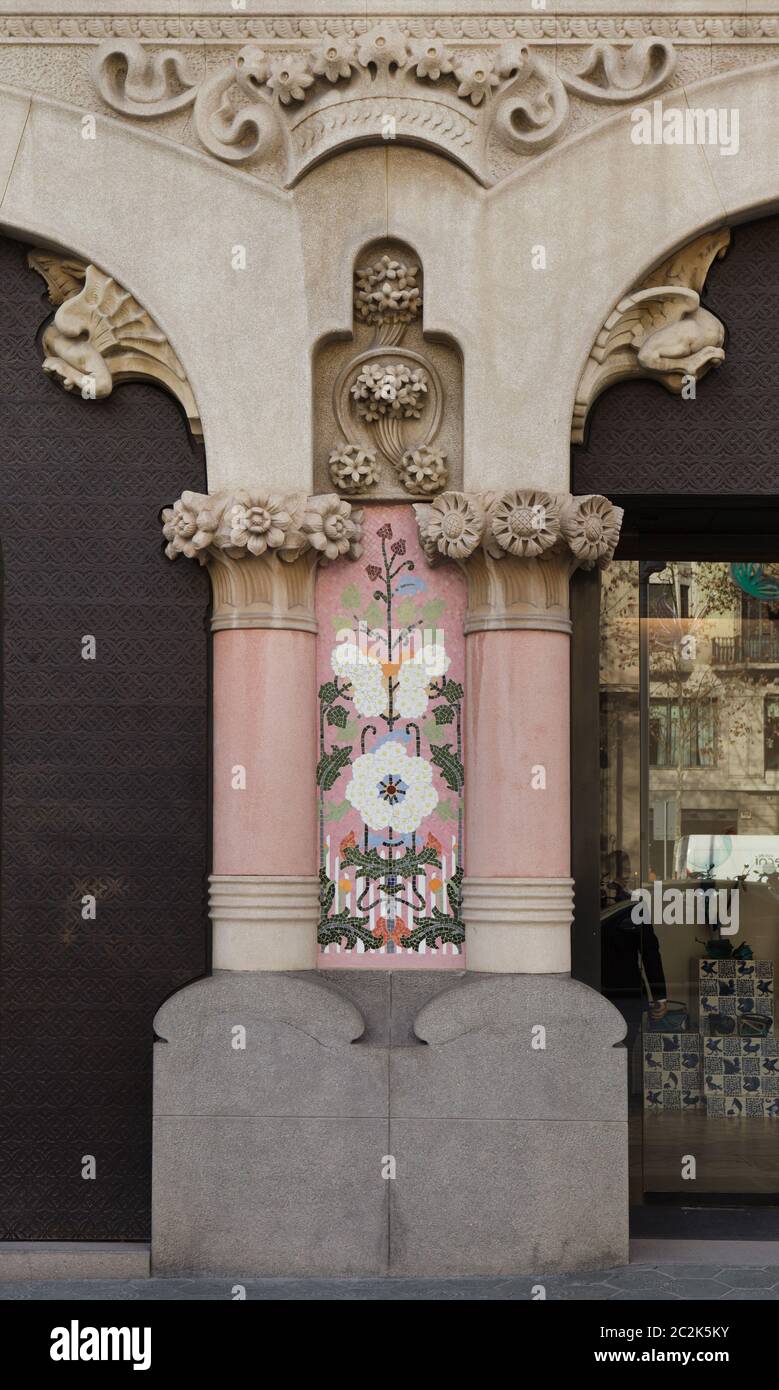 Decorazione floreale sulla Casa Lleó i Morera a Barcellona, Catalogna, Spagna. L'edificio progettato dall'architetto modernista catalano Lluís Domènech i Montaner è stato costruito tra il 1902 e il 1906 sul Passeig de Gràcia (Paseo de Gracia), nell'area conosciuta come il blocco di discordia (Illa de la Discòrdia). Foto Stock