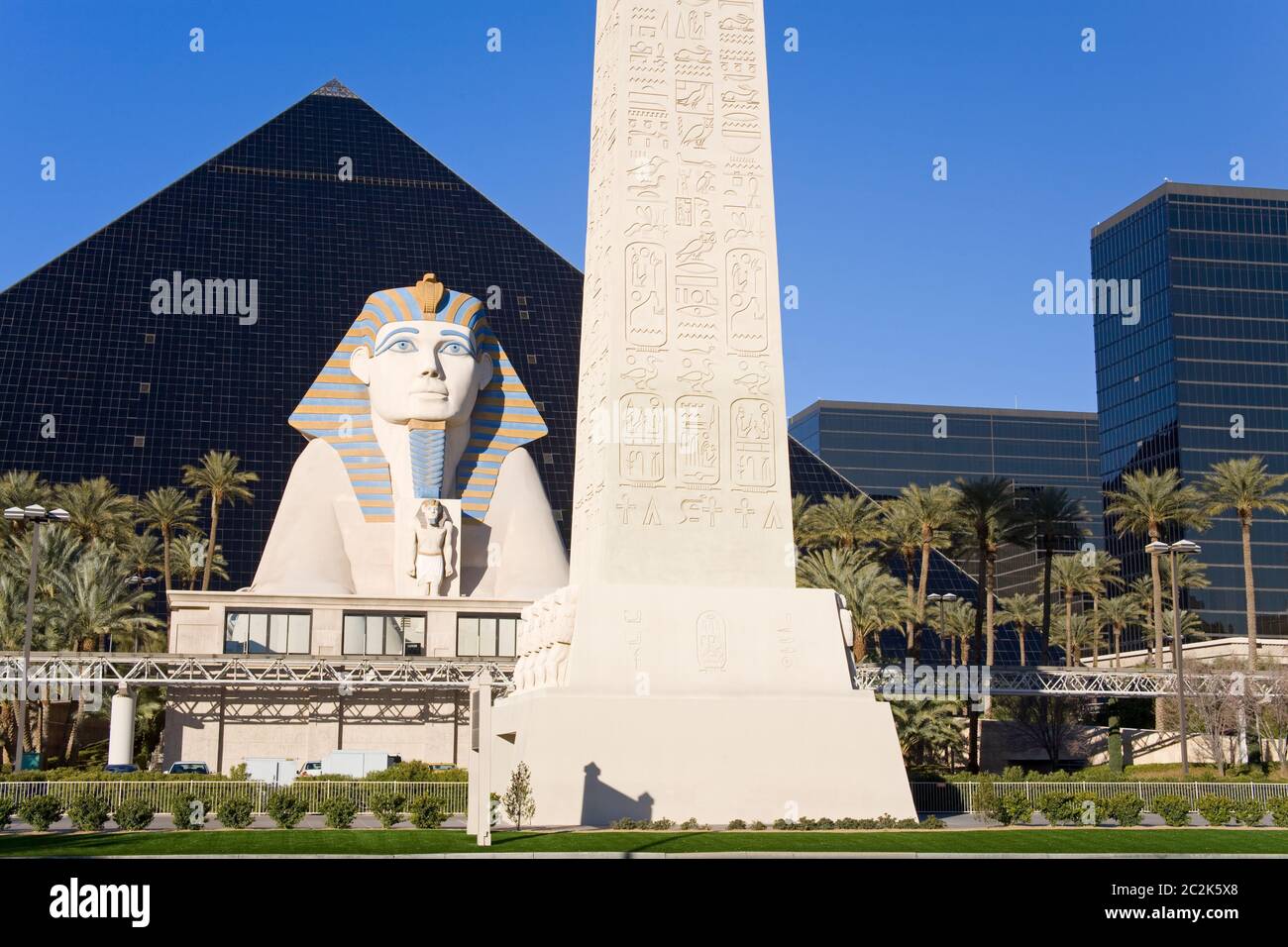 Sphinx & Oblisk fuori Luxor Hotel & Casino, Las Vegas, Nevada, Stati Uniti, Nord America Foto Stock