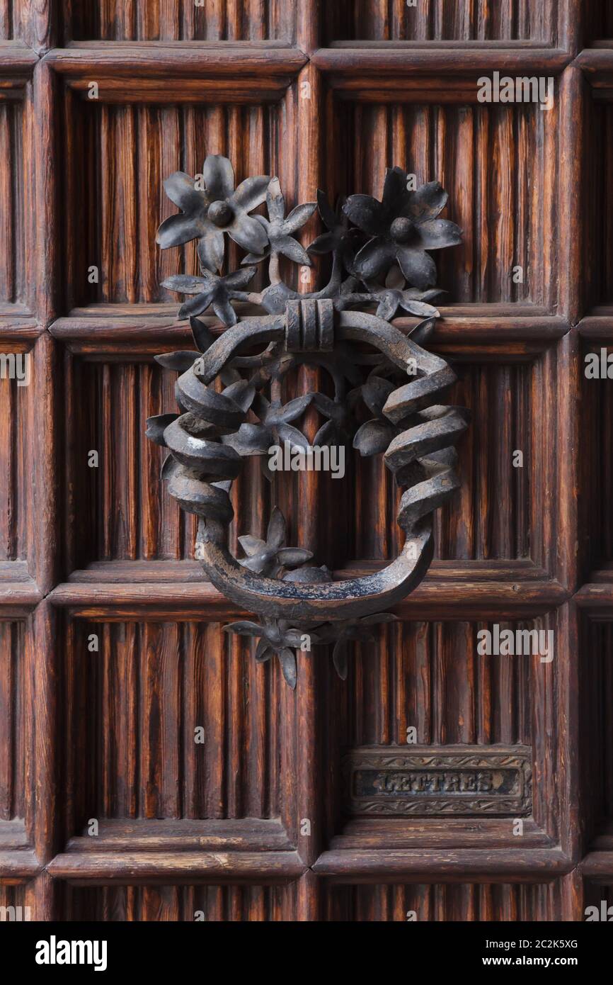 Bussatore della porta sulla Casa de les Punxes conosciuta anche come la Casa Terradas progettato dall'architetto modernista catalano Josep Puig i Cadafalch (1905) a Barcellona, Catalogna, Spagna. Foto Stock