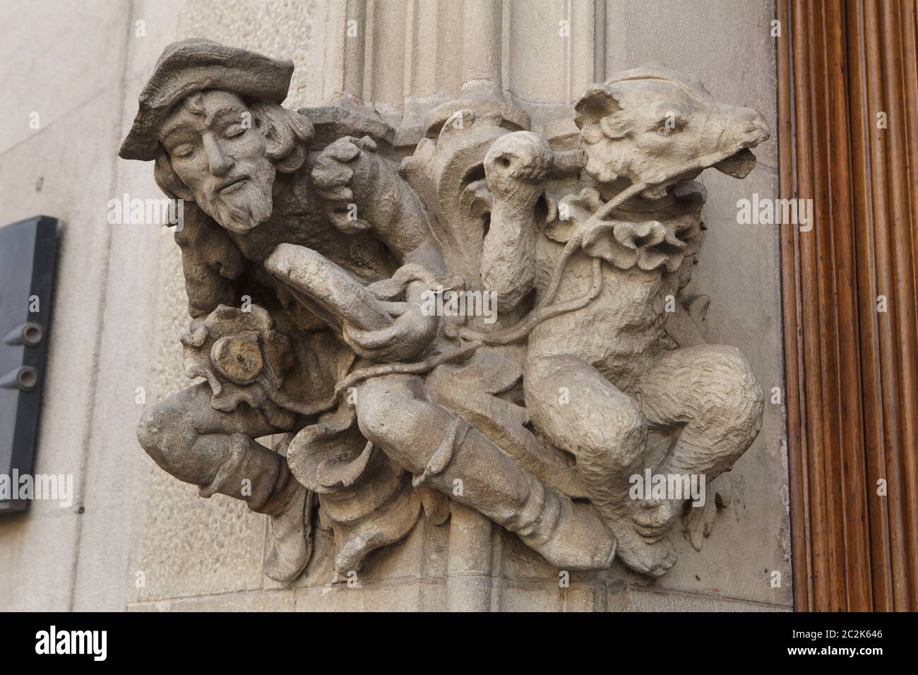 Batterista di strada con il suo orso da ballo raffigurato sul portale della Casa Amatller a Barcellona, Catalogna, Spagna. L'edificio progettato dall'architetto modernista catalano Josep Puig i Cadafalch è stato costruito tra il 1898 e il 1900 sul Passeig de Gràcia (Paseo de Gracia), nell'area conosciuta come il blocco di discordia (Illa de la Discòrdia). Foto Stock