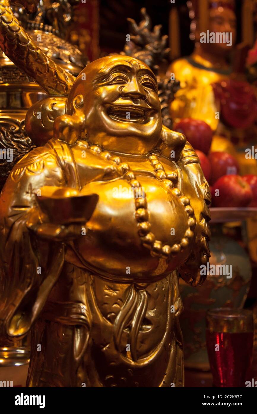 Golden statua del Buddha a Tu Lien Pagoda in Hanoi, Vietnam Foto Stock