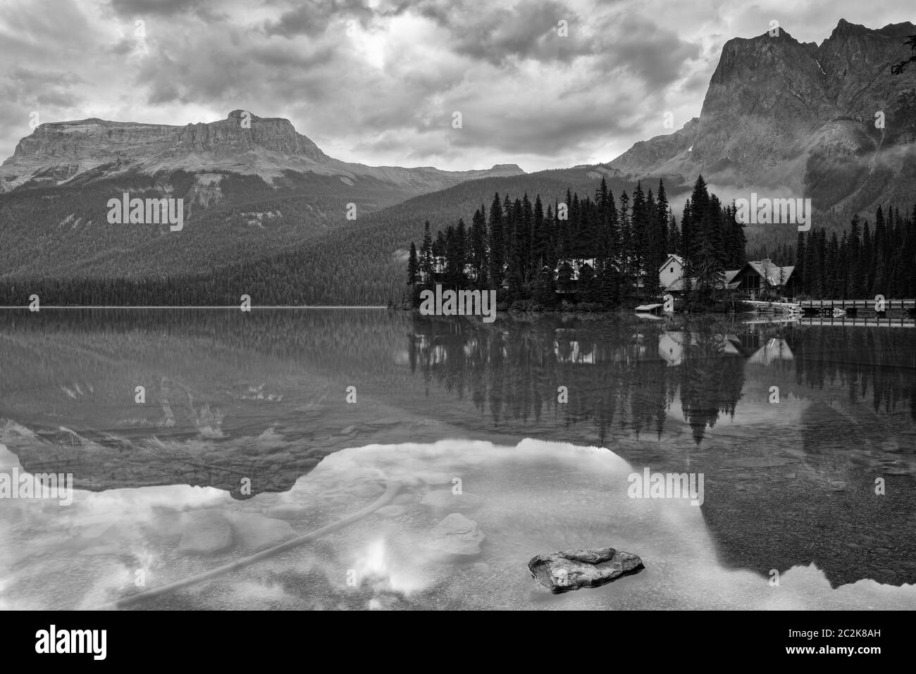 Lo spuntar del giorno presso lo splendido Lago Smeraldo, Parco Nazionale di Yoho, British Columbia, Canada Foto Stock