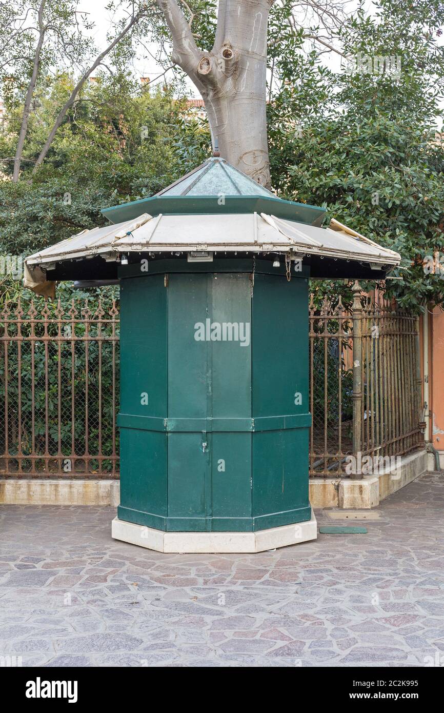 Chiuso verde chiosco distributrice a Venezia Italia Foto Stock