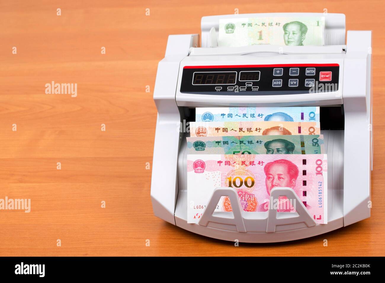 Yuan cinese in una macchina di conteggio Foto Stock