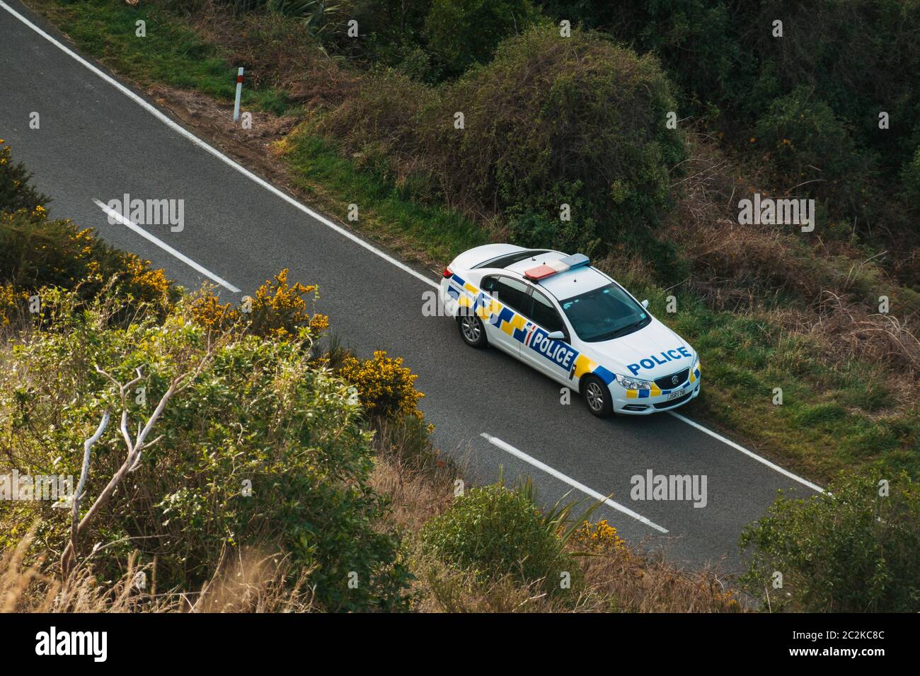 Una polizia neozelandese Holden Commodore VF evoca una vettura di pattuglia parcheggiata su una strada in un luogo di incidente a Christchurch, NZ Foto Stock
