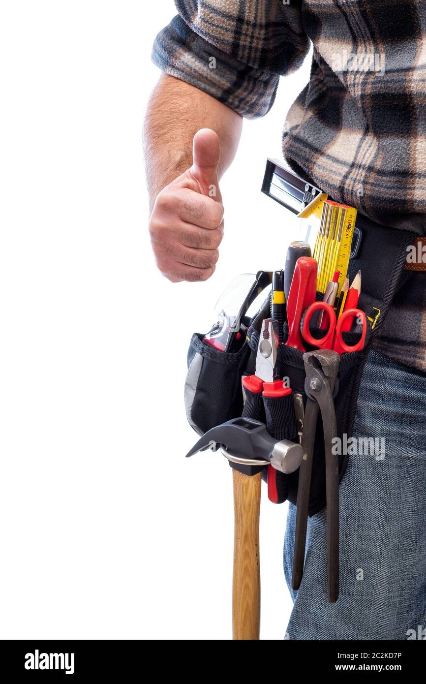 Carpenter isolati su sfondo bianco fa segno OK con il pollice verso l'alto. Gli strumenti di lavoro dell'industria edilizia e fai da te per i lavori domestici. Fotografia stock. Foto Stock