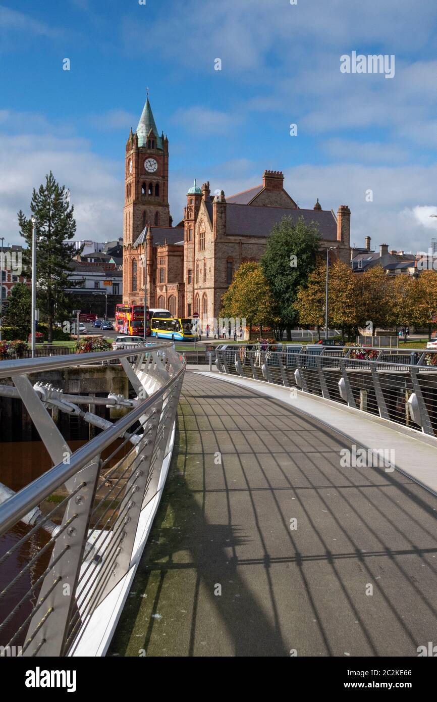 Il Guildhall di Derry, Irlanda del Nord, è il municipio neo-gotico in cui si incontrano i membri eletti del Consiglio distrettuale di Derry City e Strabane Foto Stock
