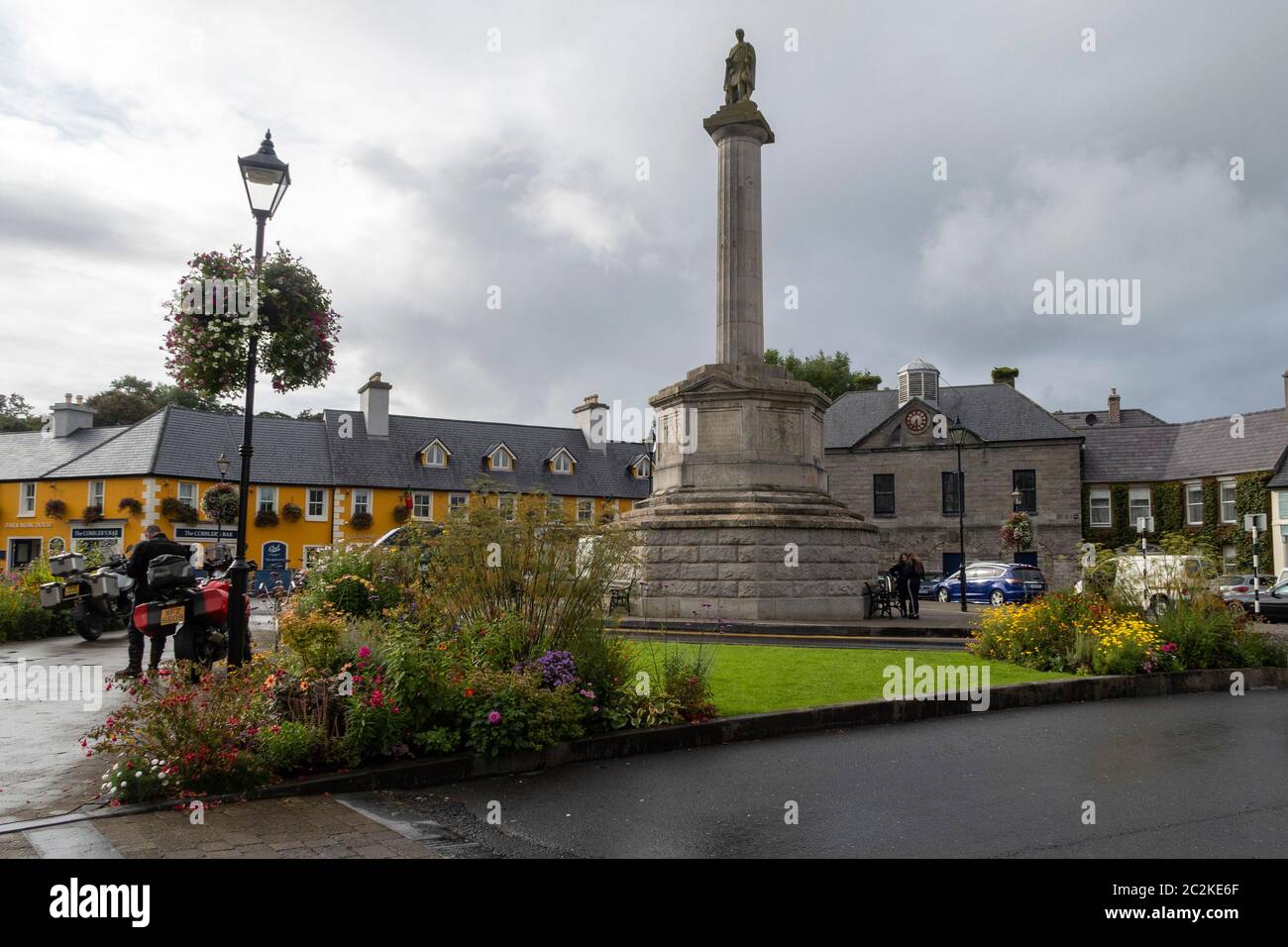 La statua di San Patrizio all'Ottagono a Westport, Contea di Mayo, Repubblica d'Irlanda, Europa Foto Stock