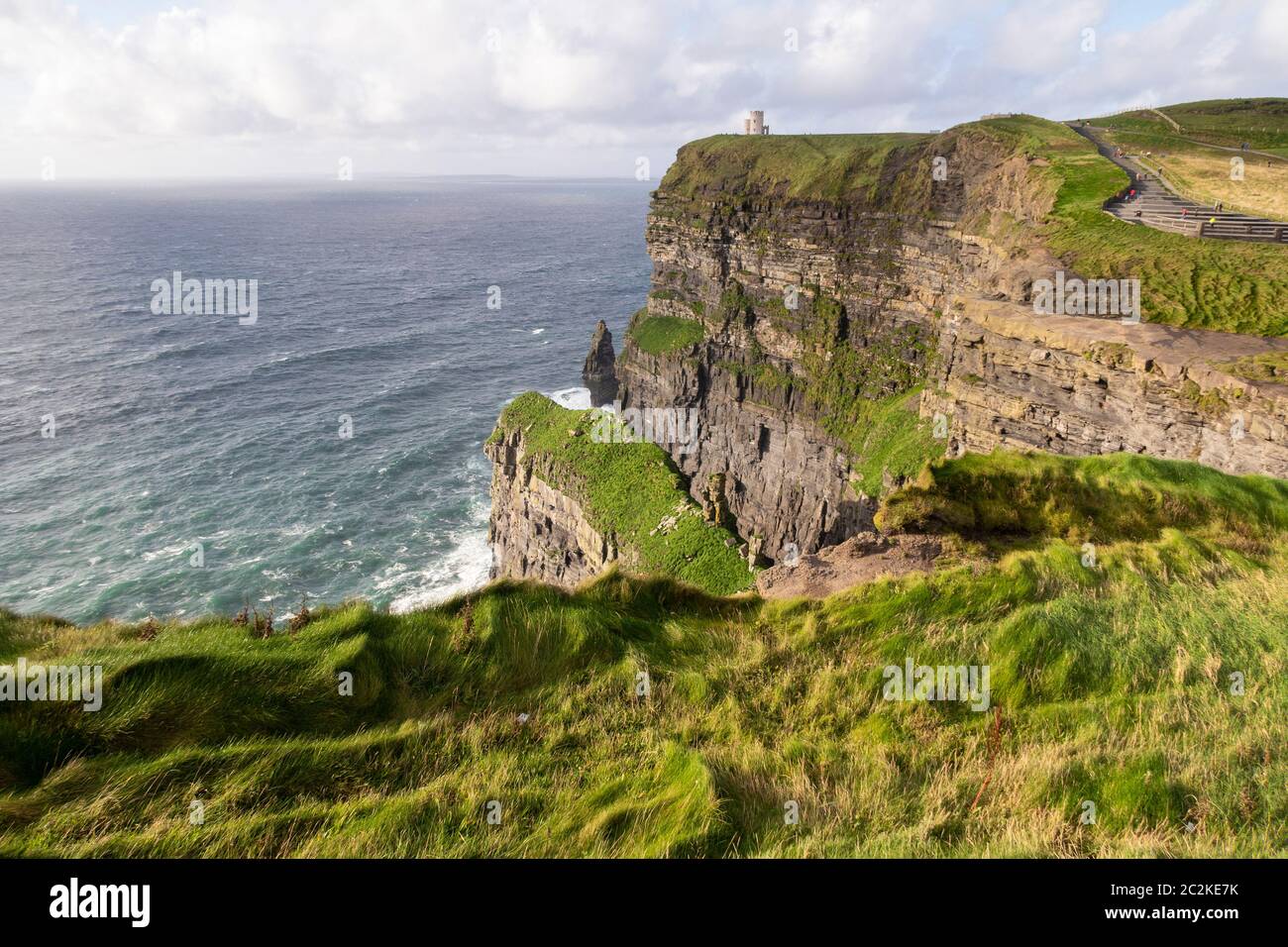 Torre di o'Brien sulle scogliere di Moher, Repubblica d'Irlanda, Europa Foto Stock