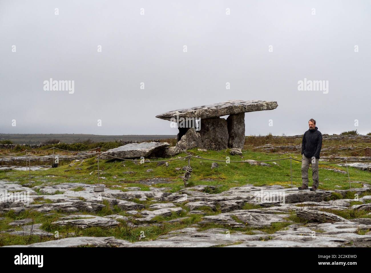 Poulnabrone dolmen portale tomba nella contea di Clare, Repubblica d'Irlanda, Europa Foto Stock