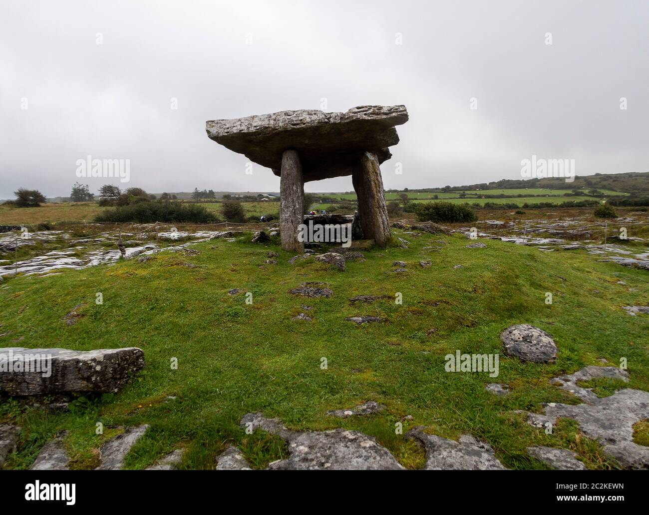 Poulnabrone dolmen portale tomba nella contea di Clare, Repubblica d'Irlanda, Europa Foto Stock