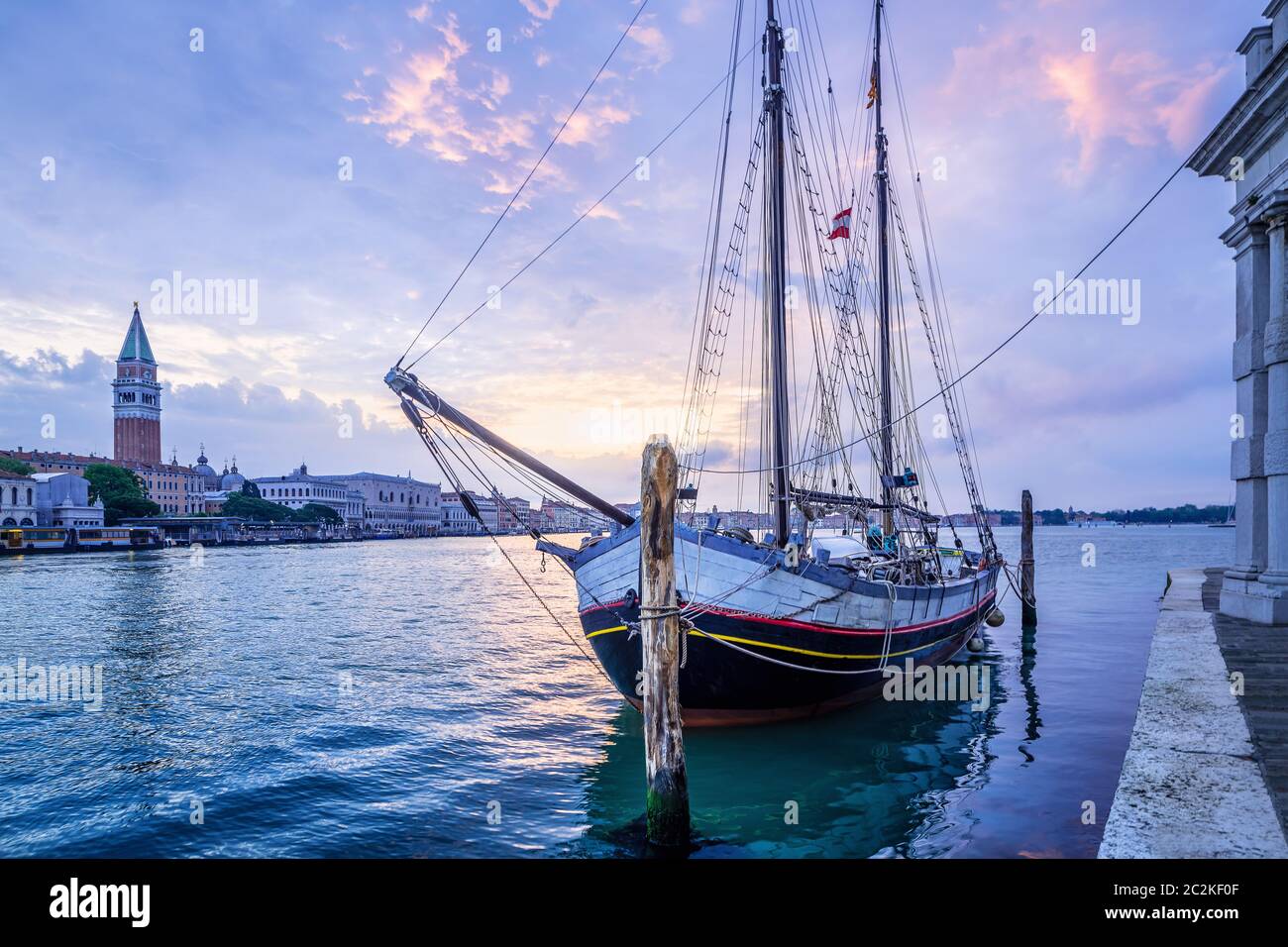 barca a vela storica a venezia contro una bella alba Foto Stock