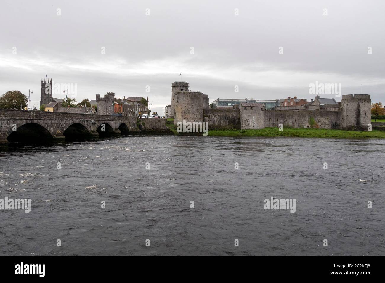 Il castello di Re Giovanni`s e il ponte di Thomond che attraversa il fiume Shannon a Limerick, Repubblica d'Irlanda, Europa Foto Stock