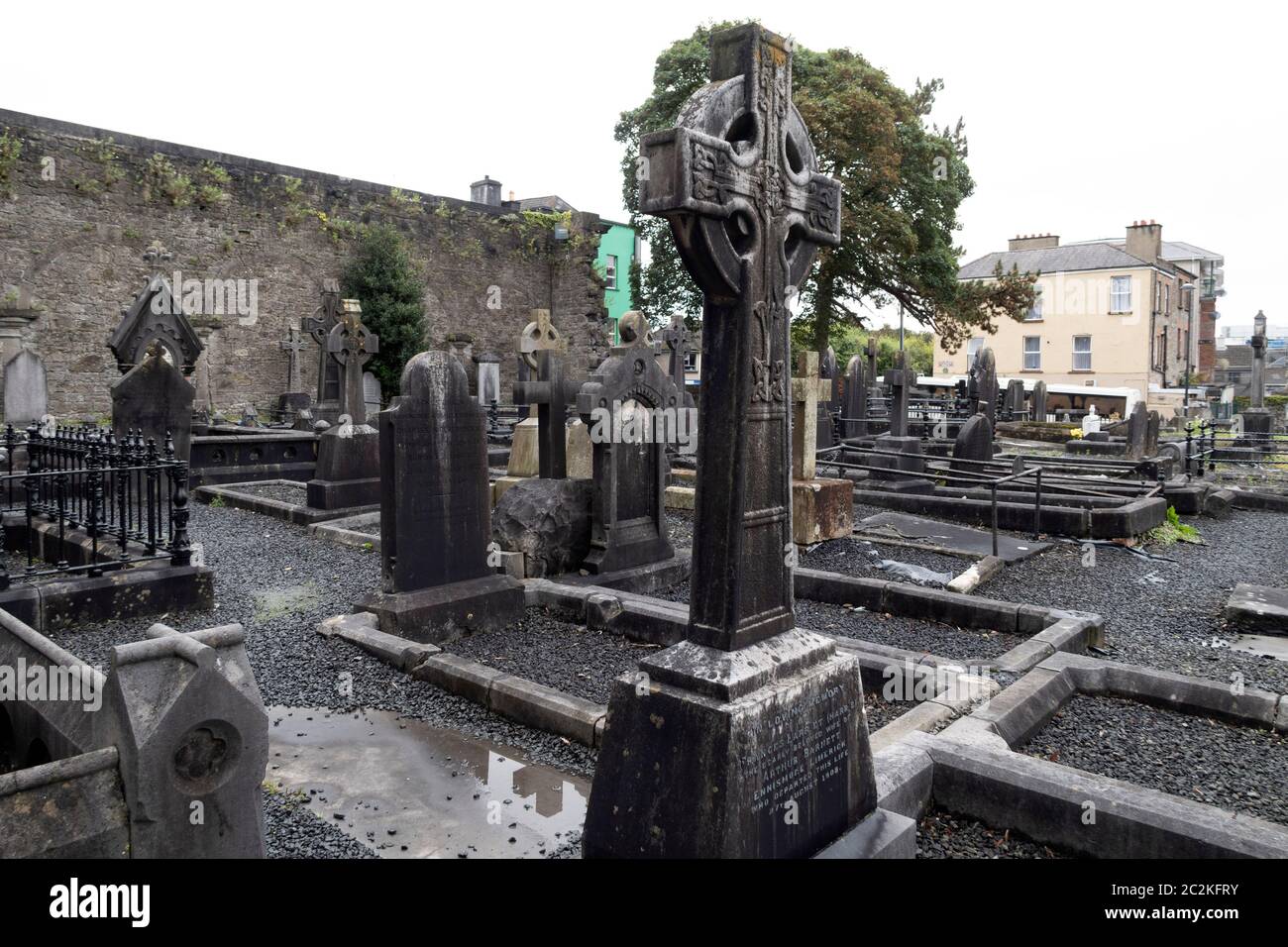 Cimitero fuori dalla cattedrale di Santa Maria a Limerick, Repubblica d'Irlanda, Europa Foto Stock