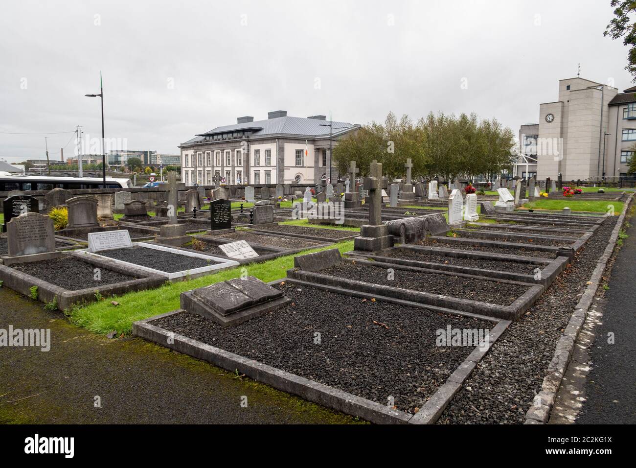 Cimitero fuori dalla cattedrale di Santa Maria a Limerick, Repubblica d'Irlanda, Europa Foto Stock