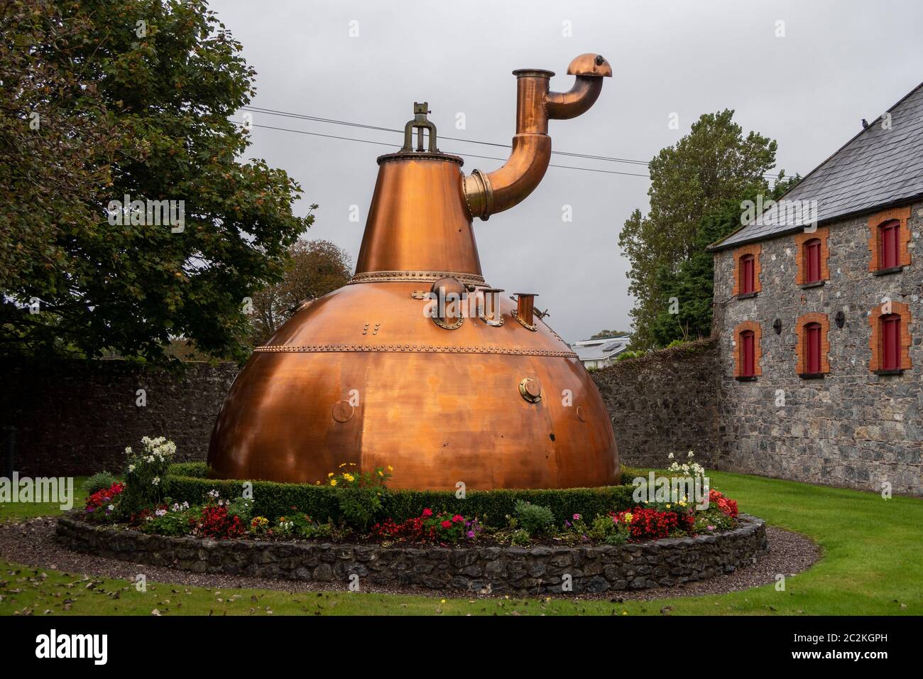 Il recipiente più grande ancora mai costruito fuori dal complesso della distilleria Old Midleton a Midleton, County Cork, Repubblica d'Irlanda Foto Stock